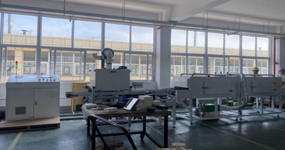 Z6尊龙凯时特瓷陶瓷橡胶复合衬板硫化喷胶线