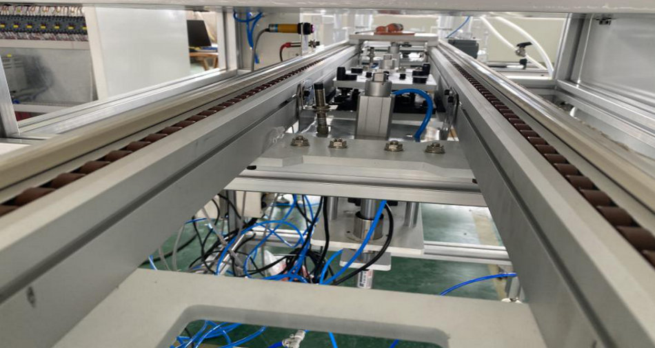 Z6尊龙凯时特瓷陶瓷橡胶复合衬板硫化喷胶线