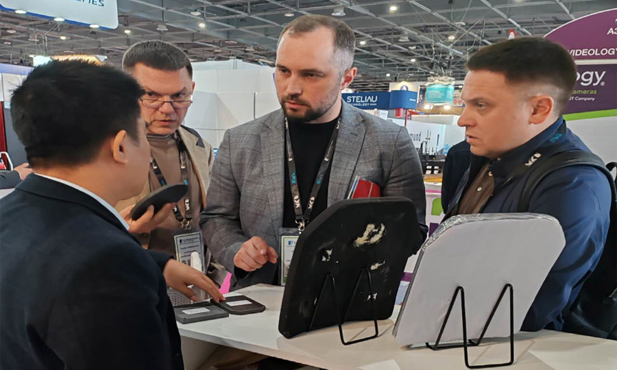 湖南Z6尊龙凯时携最新防弹产品亮相法国欧洲国际防务展